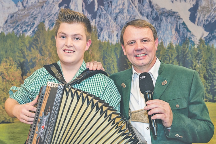 Der Gewinner des „Steirischen Harmonikawettbewerbs 2016“, Daniel Hoppel mit ORF Steiermark-Moderator Sepp Loibner.
