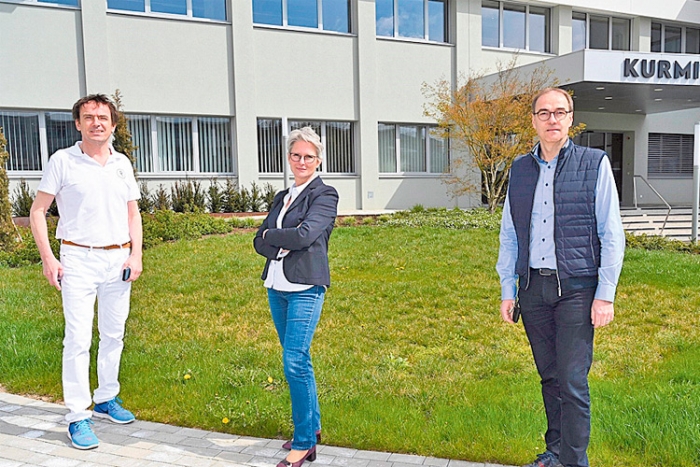 (v.l.:) Dr. Tobias Conrad, DGKP Susanne Ursli, MSc und Dr. Leo Schneemann vor dem Kurmittelhaus der Kurbad Tatzmannsdorf AG. 
