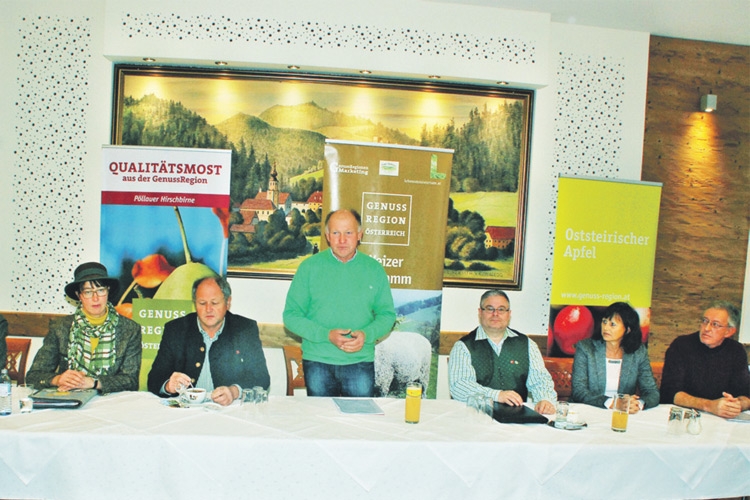 Die Verantwortlichen der vier oststeirischen Genussregionen bei der Pressekonferenz im Gasthof Thaller in Anger.
