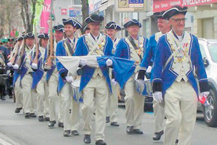 Die Mitglieder der Stadtwache Feldbach bei einem Umzug in ihren blau-weißen Uniformen. 