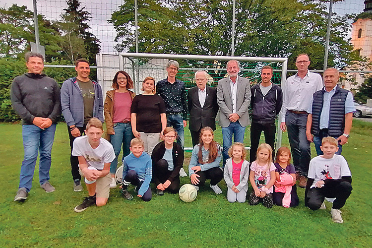 Der neue Fußballplatz in Rannersdorf wurde feierlich eingeweiht.