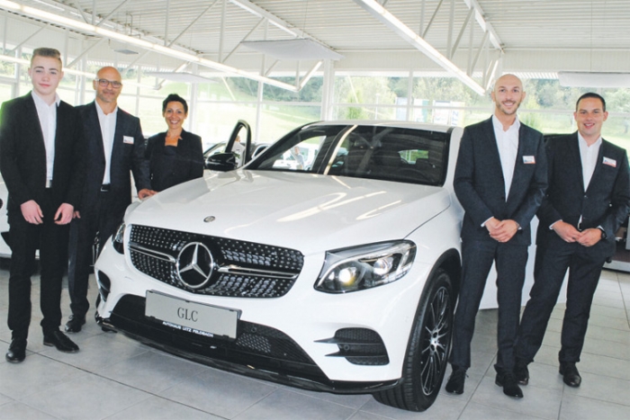 Das UITZ-Verkaufsteam mit Verkaufsleiter Rudolf Kainz (2.v.l.) und dem neuen Mercedes GLC Coupé bei der Herbst-Autoschau. 