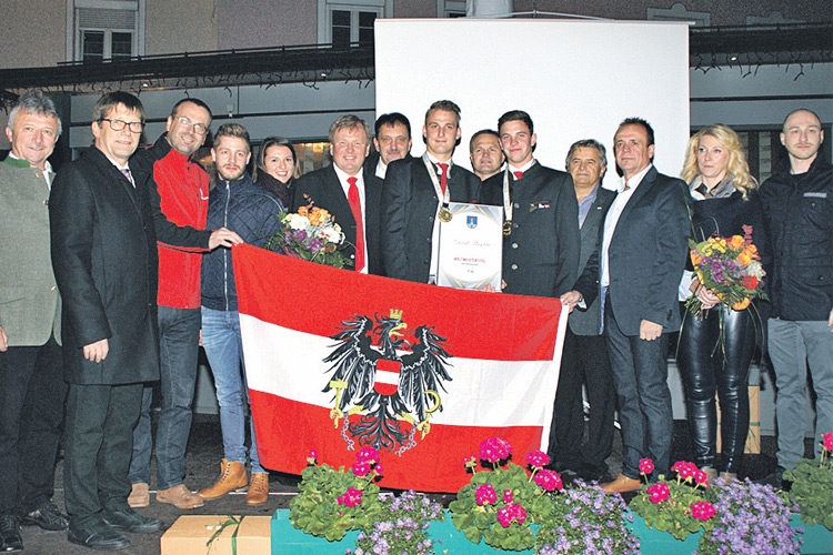 Bgm. Mag. Bernhard Spitzer (2.v.l.) mit den beiden jungen Weltmeistern, ihren Angehörigen und Betreuern sowie Ehrengästen beim Empfang.