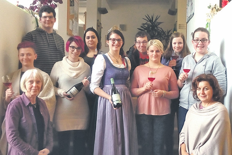 Weindegustation mit der Steir. Weinhoheit Elisabeth, Klassenvorstand Marianne Mayer, Dir. Karin Kohl und Schülern.