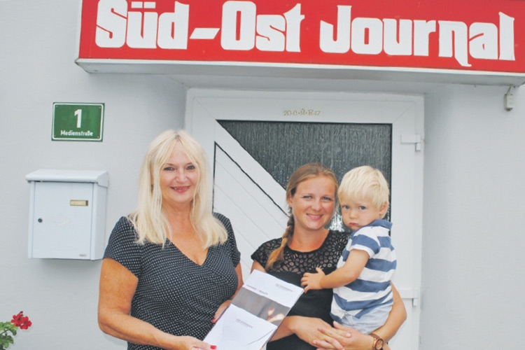 SOJ-GF Ulrike Krois mit Gewinnerin Martina Haas und Jonathan.