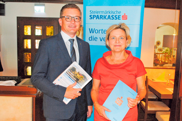 Prok. Klaus Domittner, Leiter Region Südoststeiermark, mit Mag. Evelyn Bauer, Leiterin Generalsekretariat Steiermärkische Sparkasse.