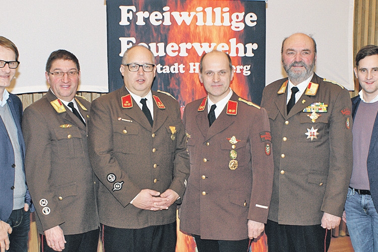 Die Hartberger Feuerwehr-Spitzen HBI Thomas Wannemacher und OBI Christian Schuller (Mitte) im Kreis der Ehrengäste.