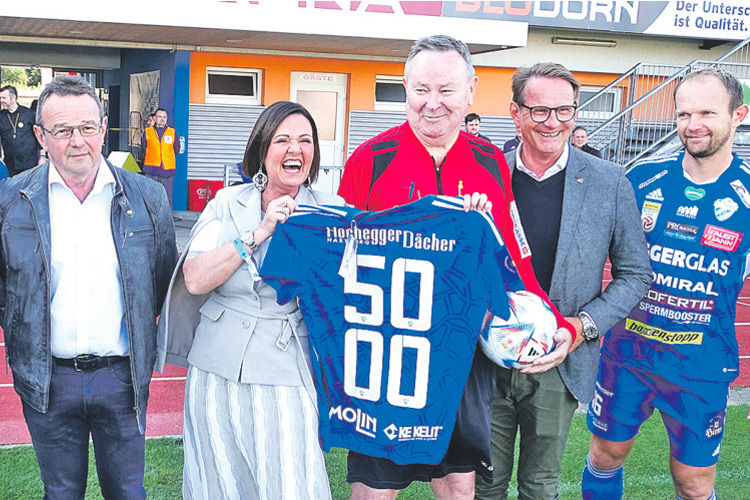 TSV Hartberg-Präs. Brigitte Annerl überreichte ein Jubiläumstrikot.