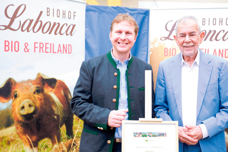 Biolandwirt Norbert Hackl mit BP Dr. Alexander Van der Bellen.