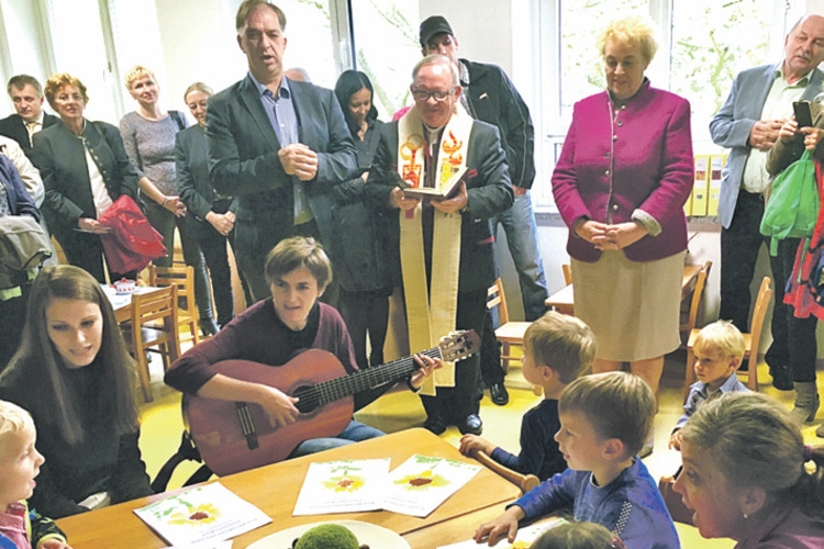 Pfarrer Karl Schlögl bei der Segnung des Kindergartens Moschendorf mit Bürgermeister Werner Laky und Landesrätin Verena Dunst.