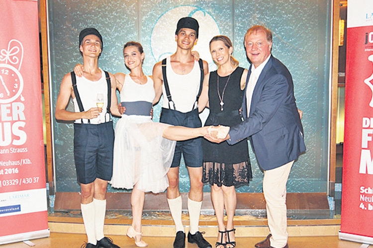 Tänzer mit den Gastgebern Daniela Lakosche und Johann Haberl.
