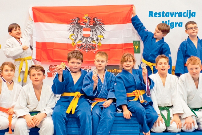 Die jungen Judokas in ihrer Siegerpose und mit den Medaillen. 