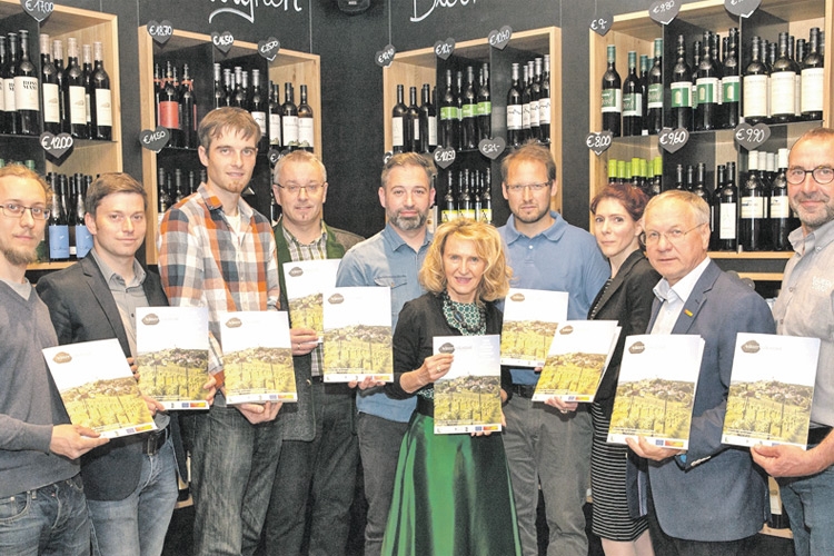 Die „Winzer Vulkanland“ präsentieren stolz ihr 2. Magazin mit Josef Ober, Margreth Kortschak-Huber und Obmann Christoph Neumeister.