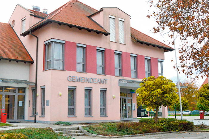 Das Gemeindeamt mit dem Kultursaal im Zentrum des Ortes. 
