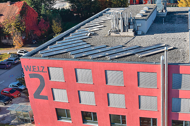 Die Photovoltaikanlage am Dach des Innovationszentrums W.E.I.Z. II. – eine von zahlreichen Energiesparmaßnahmen der Stadt Weiz..