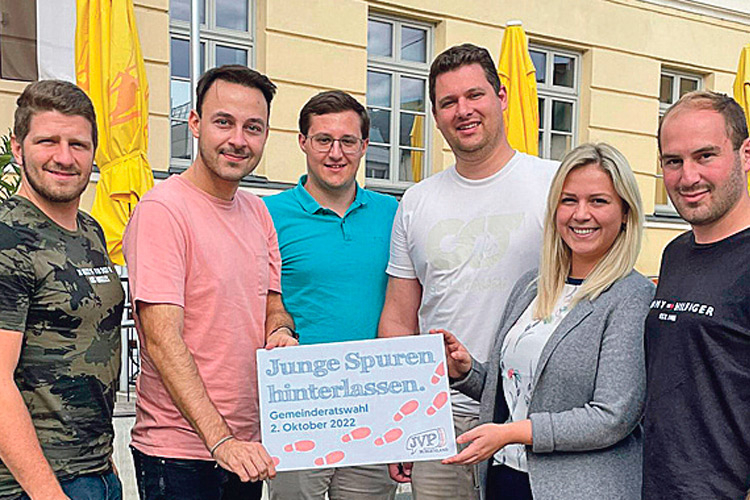 JVP-Landesobmann Sebastian Steiner und JVP- Bezirksobfrau  Vanessa Tuder mit jungen Kandidaten aus dem Bezirk Oberwart. 