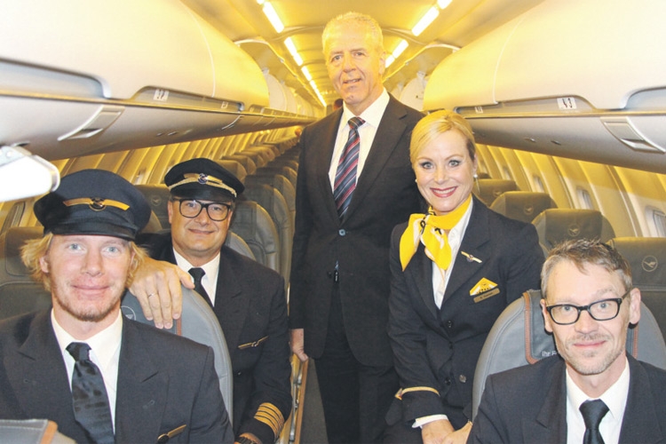 Die Crew des ersten Fluges mit Direktor Mag. Widmann.