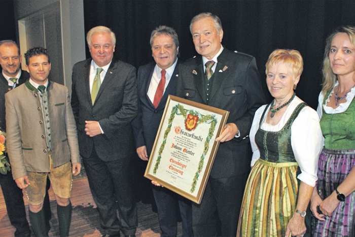 Ehrenbürger Bgm. a.D. Johann Glettler mit Gattin und Tochter sowie mit LH Hermann Schützenhöfer und dem Gemeindevorstand.