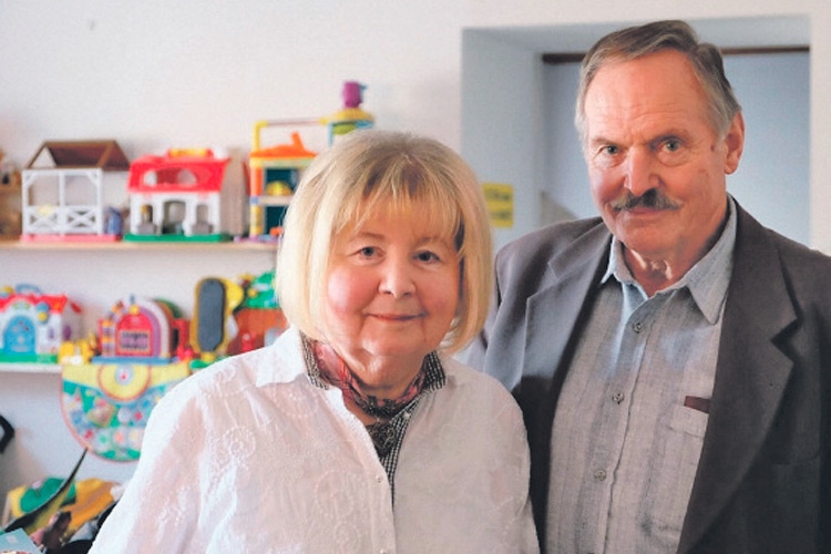 Monika Krutzler und ihr Lebensgefährte Helmut Sindler im Basar in Gleisdorf.