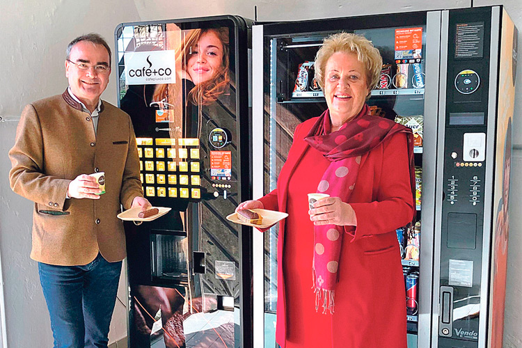 Landtagspräsidentin Verena Dunst mit Burgmanager Gilbert Lang im Automaten-Shop der Burg Güssing bei Kaffee und Kuchen.