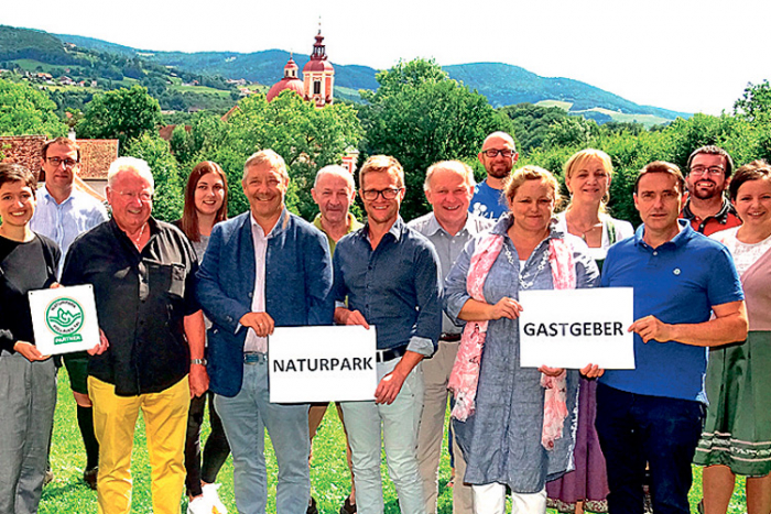 Die Tourismus- und Naturpark Pöllauer Tal-Vertreterinnen mit den beiden Bürgermeistern.