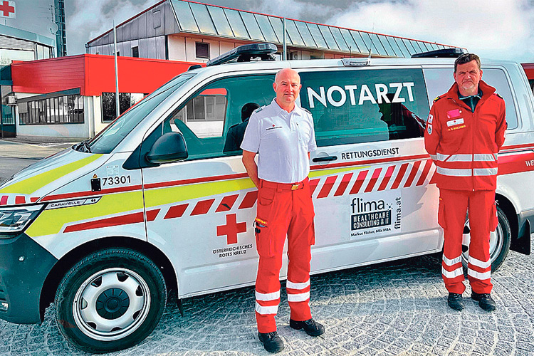 Leitender Notfallsanitäter Wolfgang Boschitz und leitender Notarzt Dr. Gregor Orendi-Schlosser mit dem neuen Notarzteinsatzfahrzeug.