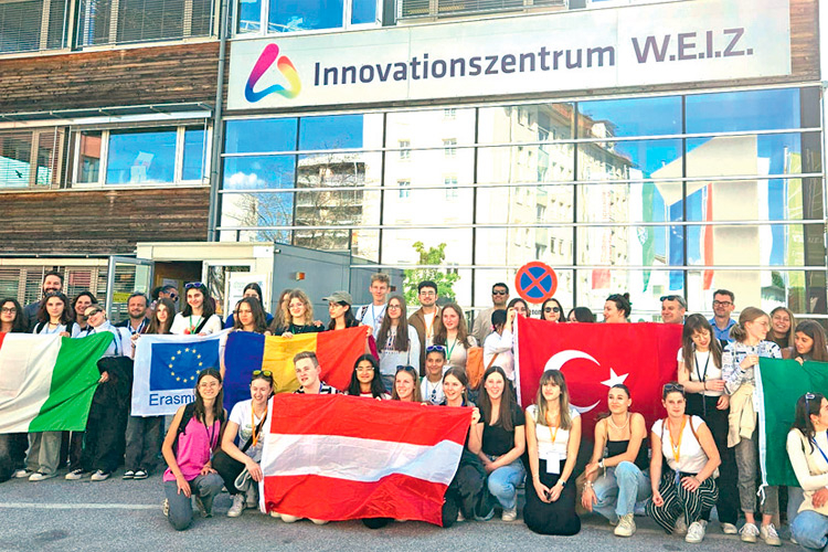 Die Schüler der HLW FSB Weiz mit den internationalen Gästen vor dem Innovationszentrum.