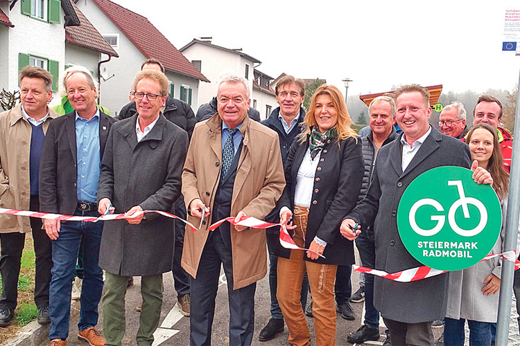 Beste Stimmung bei allen Beteiligten beim Durchschneiden des Eröffnungsbandes für den neu angelegten Radweg in Hofstätten.