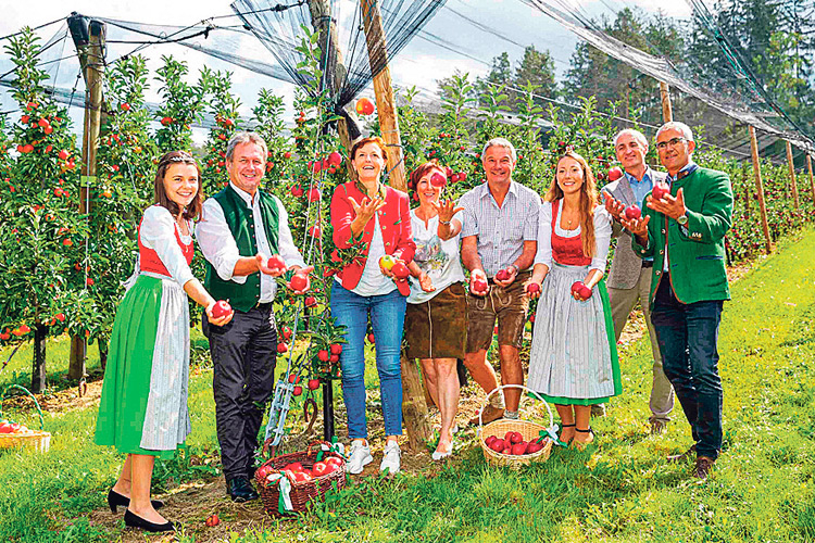 Die Spitzen der Landwirtschaftskammer und die Steirischen Apfelhoheiten kamen zum Start der Apfelernte in den Obsthof Knaller.