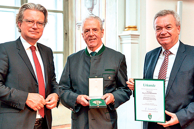 LR Mag. Christopher Drexler (l.) und LH-Stv. Anton Lang überreichten dem ehemaligen Flughafen-Chef das Große Ehrenzeichen. 