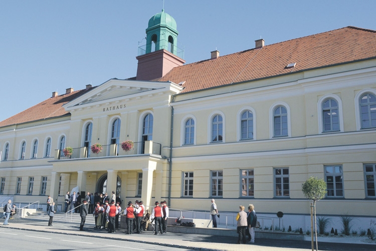 Im Rahmen eines Festaktes wurde das umgebaute und neu sanierte Rathaus offiziell eröffnet. 
