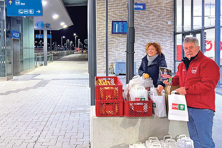 Auch am Bahnhof Fehring verteilte die SPÖ Frühstückssackerl und Informationsfolder an die Pendlerinnen und Pendler.