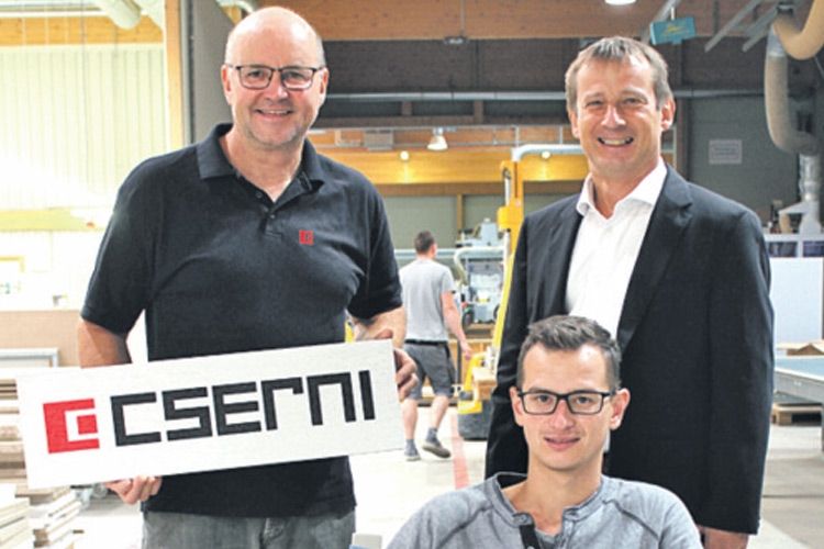 Patrick Friedl mit Firmenchef DI. Martin Cserni und Tischlermeister Franz Gross.