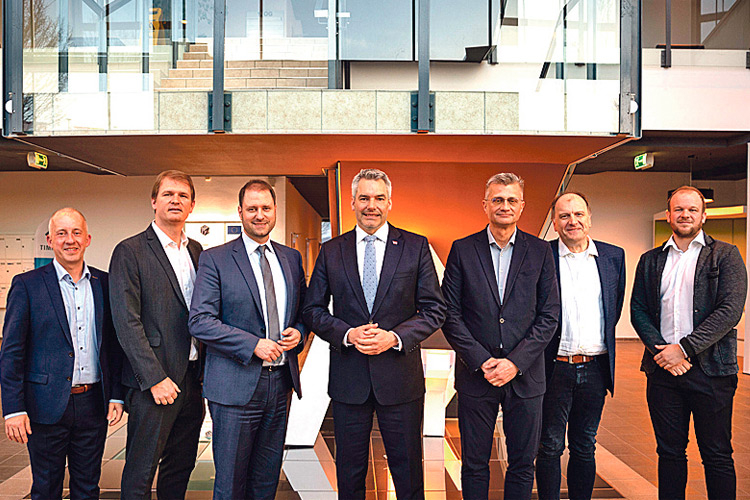 Bundeskanzler Karl Nehammer und ÖVP-Landesparteiobmann Christian Sagartz bei ihrem Betriebsbesuch in der Firma Lumitech Solutions.