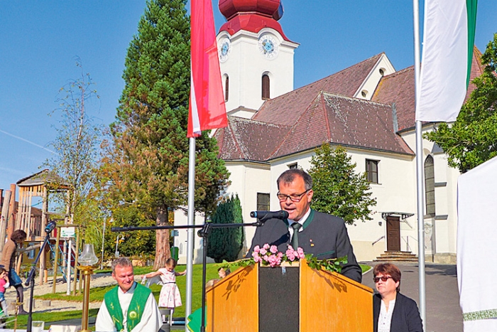 Kirchbergs Bürgermeister Helmut Ofner hält die Festrede. 