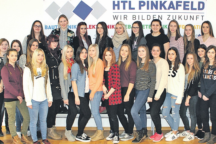 Interessierte Mädchen mit den Schülerinnen der HTL Pinkafeld.