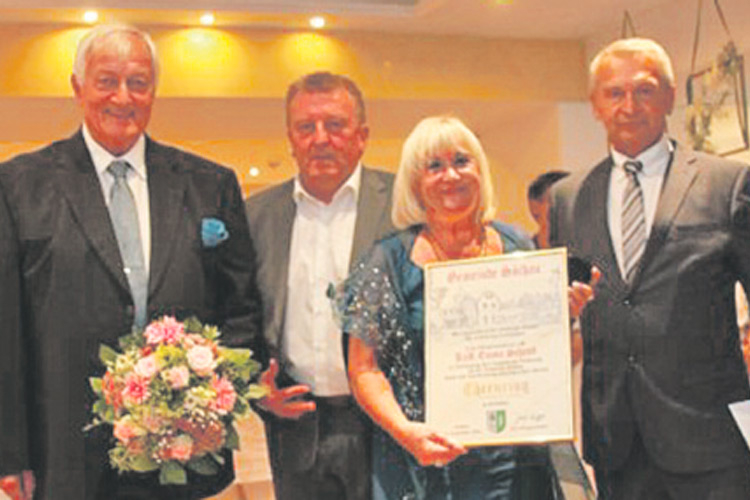 KommR Emmy Schrott erhielt den Ehrenring der Gemeinde Söchau.