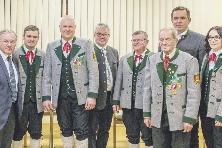 Mitglieder der Trachtenmusikkapelle Gossendorf mit den Ehrengästen der 88. Generalversammlung.