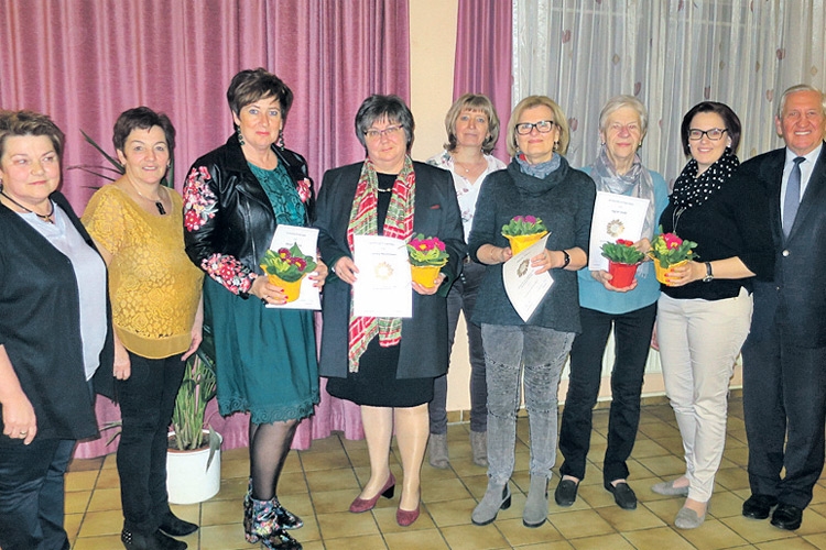 Die Frauenbewegungsortsgruppe Mühldorf mit Vize-Bgm. a.D. Schuh.