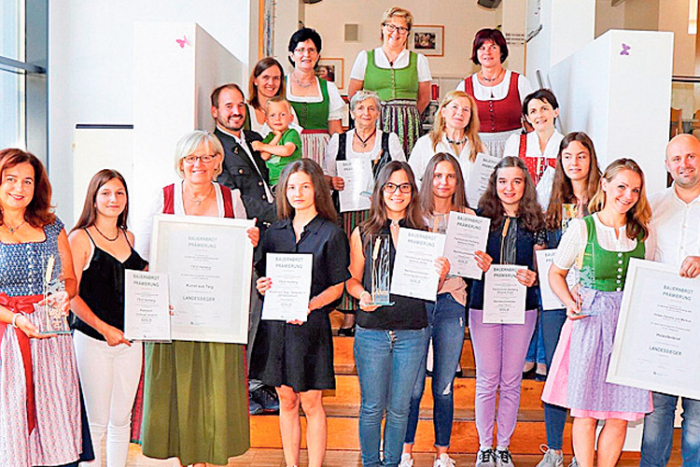 Die siegreichen Teilnehmer(innen) aus dem Bezirk Hartberg-Fürstenfeld mit den Gratulanten.