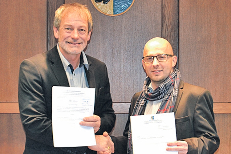 Bgm. Johann Schweigler gratulierte Gerhard Kupfer als neuen Standesbeamten.