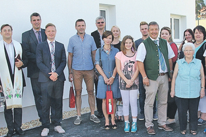Die neuen Bewohner mit Ehrengästen vor dem Rottenmanner-Wohnhaus in der Marktgemeinde Pöllau.