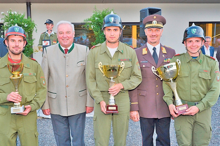 LH Schützenhöfer gratulierte den Siegern in der Königsdisziplin „Bronze A”: Auersbach, Kleinfrannach und Hirzenrieg I.