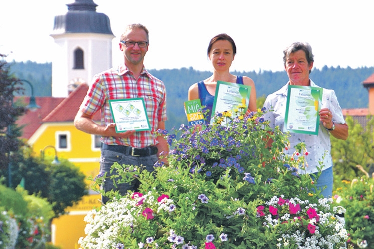 Die Gemeinde Miesenbach freut sich über 4 Floras.