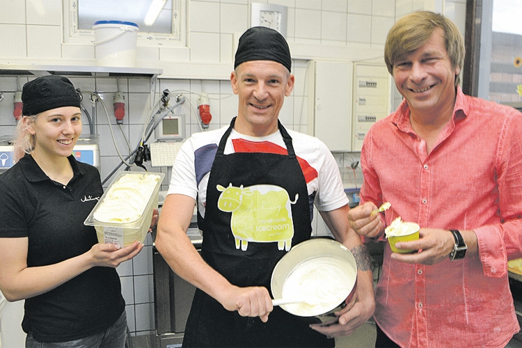 Andi Knoll mit Firmenchef Joachim Kitzwögerer von Heiling-Eis.