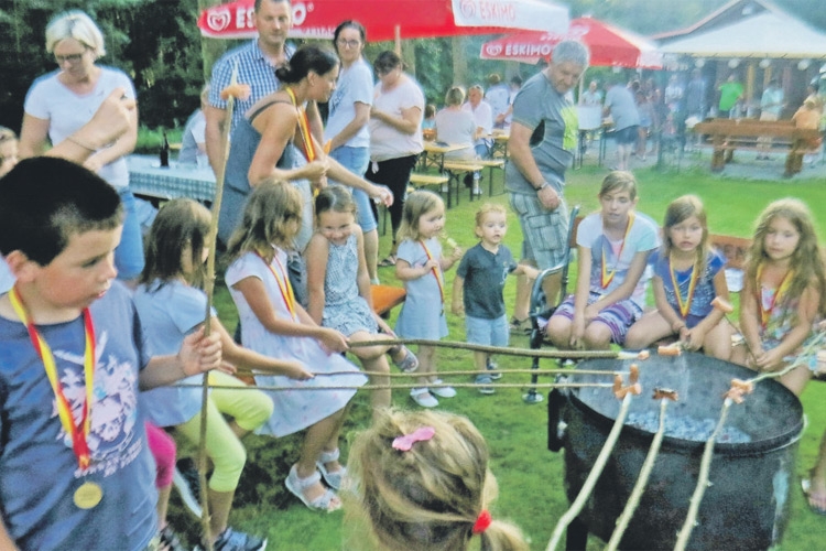 Beim Grillfest am Teich durften die Kinder selbst Hand anlegen.