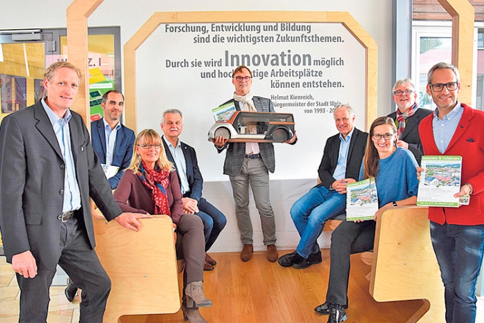 Die Verantwortlichen des Innovationszentrum W.E.I.Z. mit Bürgermeis­ter Erwin Eggenreich (m.) 
