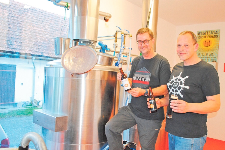 Braumeister Georg Pock (re.) mit „Brauhelfer“ Dr. Siegfried Wagner. Die Pock Biere werden in Pichla bei Mureck (Gemeinde St. Veit in der Südsteiermark) naturnah produziert. 
