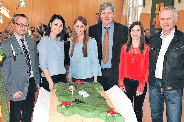 BH Mag. Wiesenhofer erhielt eine originelle Torte in Form des Bezirkes. 