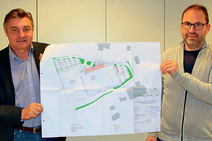 Bürgermeister Gerhard Meixner und Vizebürgermeister Ing. Alois­  Sommer präsentieren den neuen Plan des Fußballstadions.